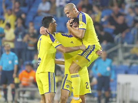 בן חיים חוגג עם החבר'ה (אלן שיבר)