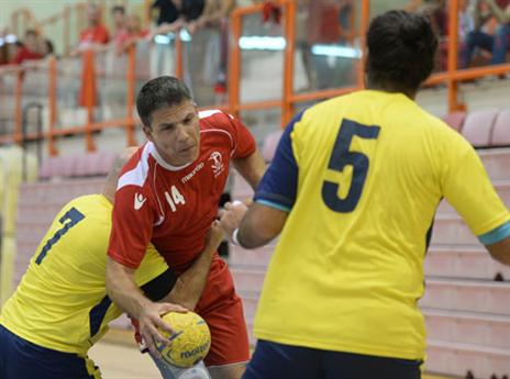 הראל מוריץ במדי הפועל ת"א (צילום: עמית שיסל איגוד הכדוריד)