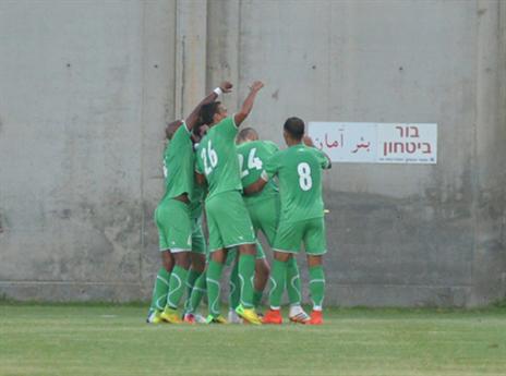 אחי נצרת הישוותה למרות החיסרון המספרי  (צילום: ארנון לוי)