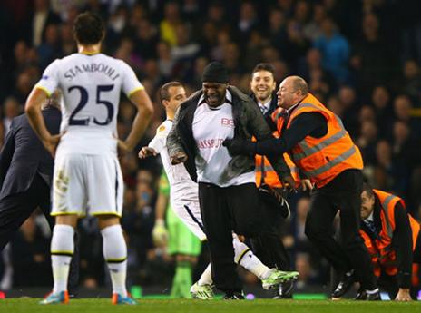 אחד מהפורצים לדשא אמש (GETTYIMAGES)
