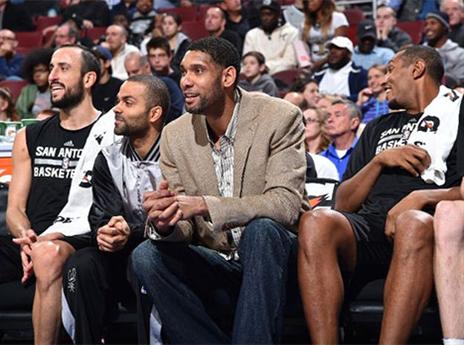 רק חיוכים בספסל של הספרס (getty)