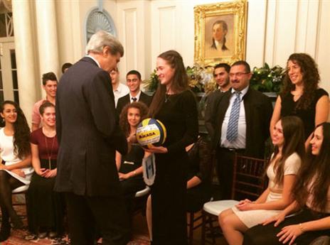 מזכיר המדינה קיבל כדור חתום (צילום: אשי פכלר, מחלקת המדינה האמריקאית)