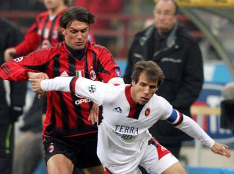 זולה במדי קליארי מול פאולו מאלדיני (gettyimages)