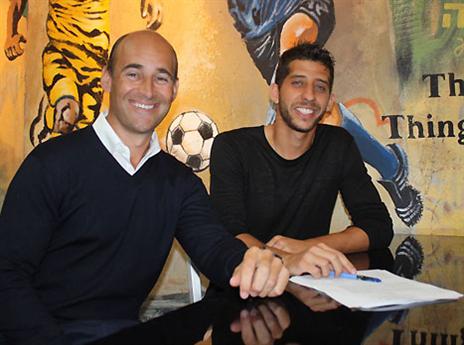 ממשיך בבית. מיכה האריך חוזה (האתר הרשמי)