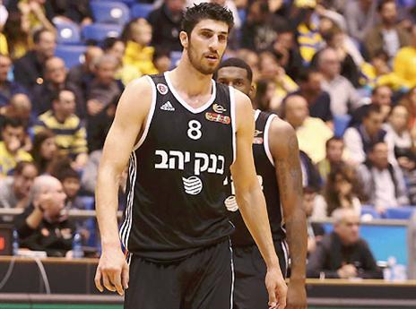 מבסוט על האוהדים האדומים. אליהו (אלן שיבר)