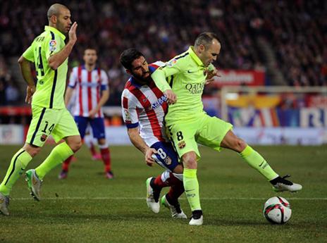 אינייסטה זוכה לטיפול צמוד (GETTYIMAGES)