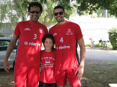 בקיבוץ אין סכנות... דוס סנטוס (צילום: גל זייד)