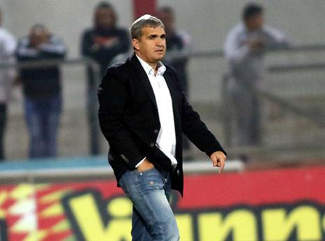 אלי כהן. התחתית קוראת לו