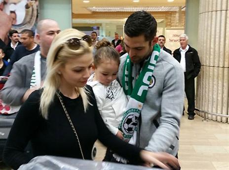 ברגע שאשתו חזרה, גם הוא מיהר לשדה התעופה