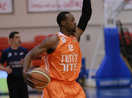 משחק בכורה סביר. ג'ונסון (צילום: האתר הרשמי של ראשל"צ)