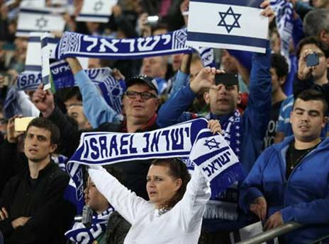 אוהדי הנבחרת. עמדו מאחורי השחקנים (אלן שיבר)