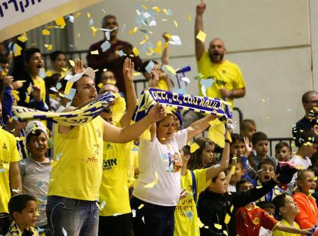 אוהדי אשדוד עם צעיף ועליו שמו של בן (עודד קרני)