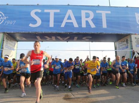 רצים על החול בנתניה (צילום: רן אליהו)