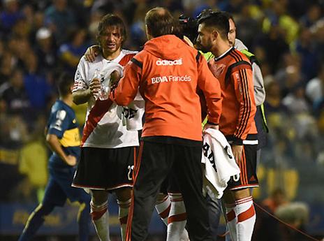 המהומה שהציתה את הסערה. שחקן ריבר לאחר שרוסס בגז פלפל (GETTYIMAGES)