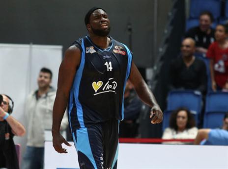 יציב לכל אורך הסדרה. אדריאן יוטר  (אלן שיבר)