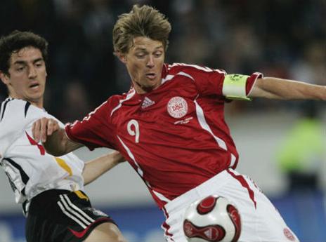 טומאסון במדי נבחרת דנמרק (gettyimages)