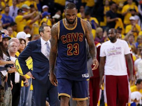 לברון. בלאט מוריד את הכובע (getty)