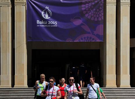 ספורטאיות בדרך לכפר האולימפי בבאקו (gettyimages)