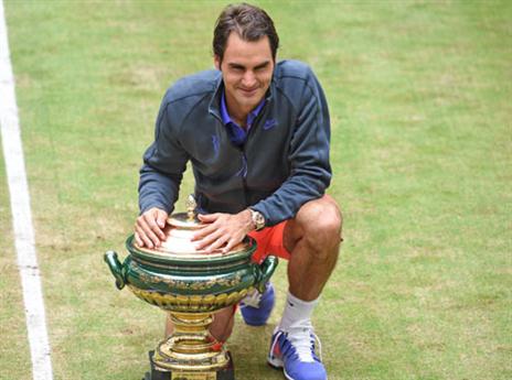 פדרר עם גביע מספר 86 (Getty)