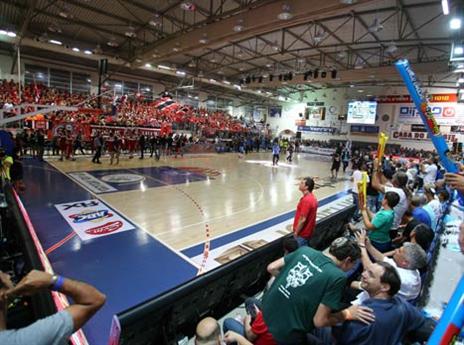 יציע שלם באדום (דני מרון)