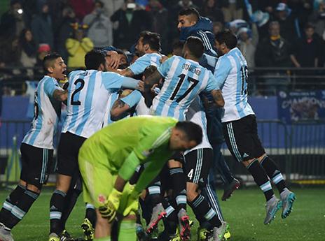 בפנדלים אוספינה כבר לא הושיע (AFP)