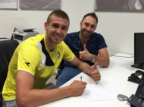 מישצ'נקו וסוכנו במעמד החתימה (האתר הרשמי )