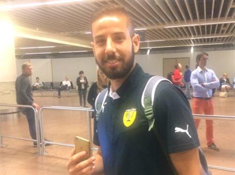 גבאי בנמל התעופה בבלגיה (האתר הרשמי של בית"ר)