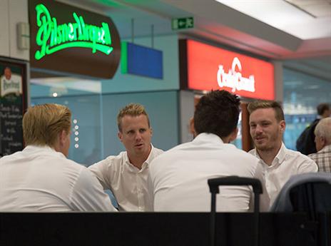 שחקני פלזן נהנים מקפה אחרון בצ'כיה (האתר הרשמי)