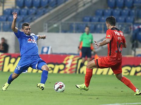 קניוק ופיניש נאבקים על הכדור (אלן שיבר)