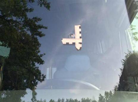 חור הקליע שנורה לעבר אוטובוס הרטה ברלין. אירוע חמור