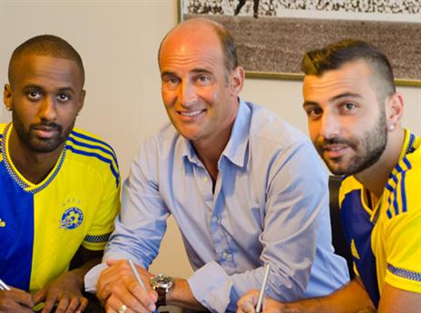 אזולאי ודסה עם מרטין ביין במעמד החתימה (האתר הרשמי של מכבי ת"א)