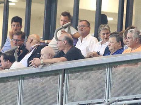 איזי ביציע. הקפטן לא רוצה להיכנס לעניינים שבינו לבין בכר (אלן שיבר)