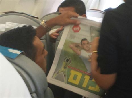 ערן זהבי והעיתון במטוס לקארדיף