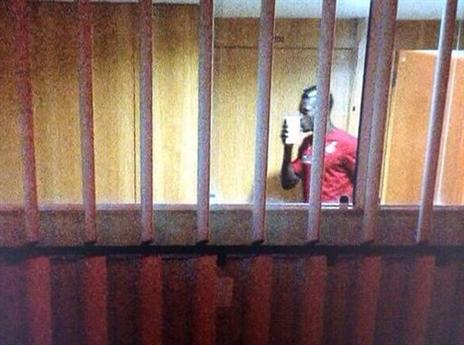 ג'ון בוי מנשק את הכסף שקיבל מההתאחדות