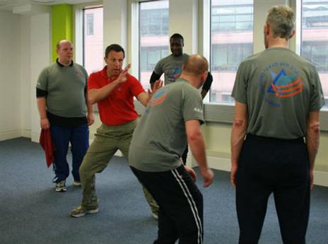 אמנות לחימה שמיושמת בשטח. גבי שי באנגליה (okmif.com)