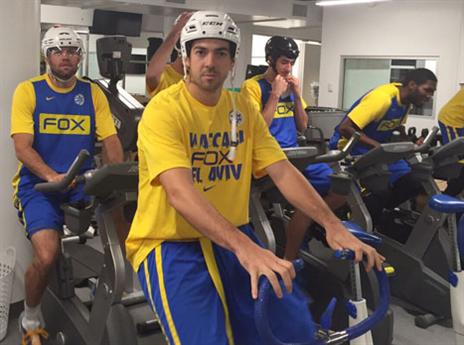 רוצ'סטי, אמבקווה, פרמאר ויובל זוסמן על האופניים (מכבי ת"א)