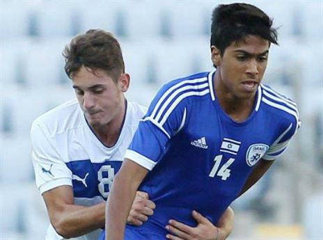 במדי נבחרת הנוער. אוחנה מחמיא לו (עודד קרני)