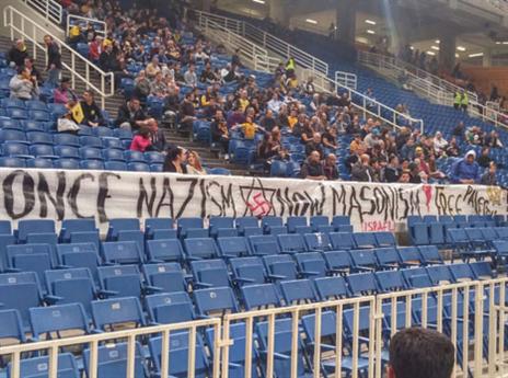 השלט עם צלב הקרס שתלה הקהל היווני