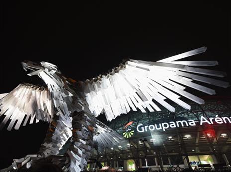 אוווירה מחשמלת מחוץ לאצטדיון (gettyimages)