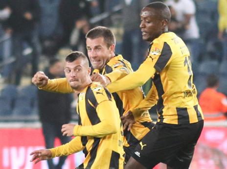 שחקני בית"ר בטירוף אחרי השער (צילום: דני מרון)