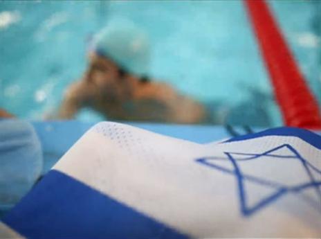 עם דגל ישראל. "נבוא ונראה שיש לנו מדינה"