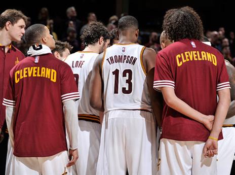 לברון מקשיב לבלאט בפסק הזמן האחרון (Getty)