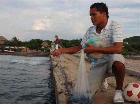 גם בים, הכדור ביד. באקה