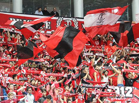 תמיכה אדירה ביציעים (צילום: דני מרון)