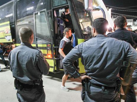 כוחות אבטחה ליד האוטובוס של בית"ר. נמנע אסון? (דני מרון)