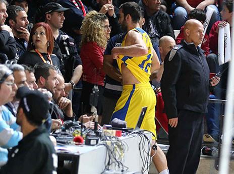 אוחיון יורד מהמגרש אחרי הפציעה (אלן שיבר)