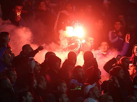 האבוקה ביציע סכנין. ערב לא רגוע במושבה (צילום: אלן שיבר)