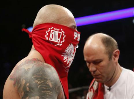 הבנדנה על הפנים. זכר לקרבות הרחוב