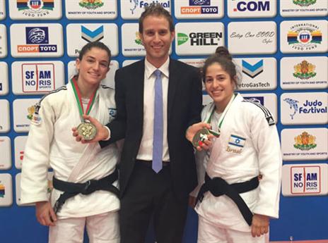 יצחקי יחד עם נלסון לוי ומינצקר