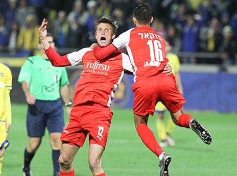 גם הוא קיבל מילה טובה. שוינפלד חוגג בדרבי (צילום: דני מרון)